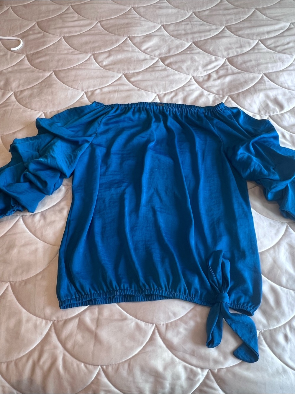 Vince Camuto Off-Shoulder Tie-Hem Top in Bright Blue